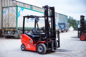 Xe nâng điện được ứng dụng trong ngành may mặc